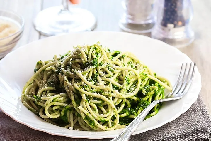 Quick and Healthy Spaghetti with Spinach Sauce Recipe