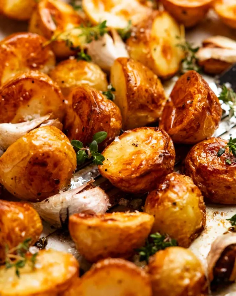 Delicious & Easy Garlic-Thyme Roast Potatoes Recipe