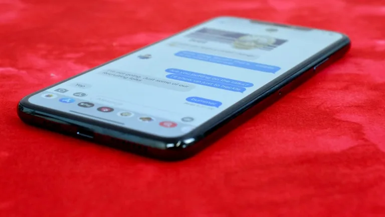 The Battle Between Blue Bubbles and Green Bubbles: Apple Protects Users by Blocking Access to iMessage with Fake Credentials